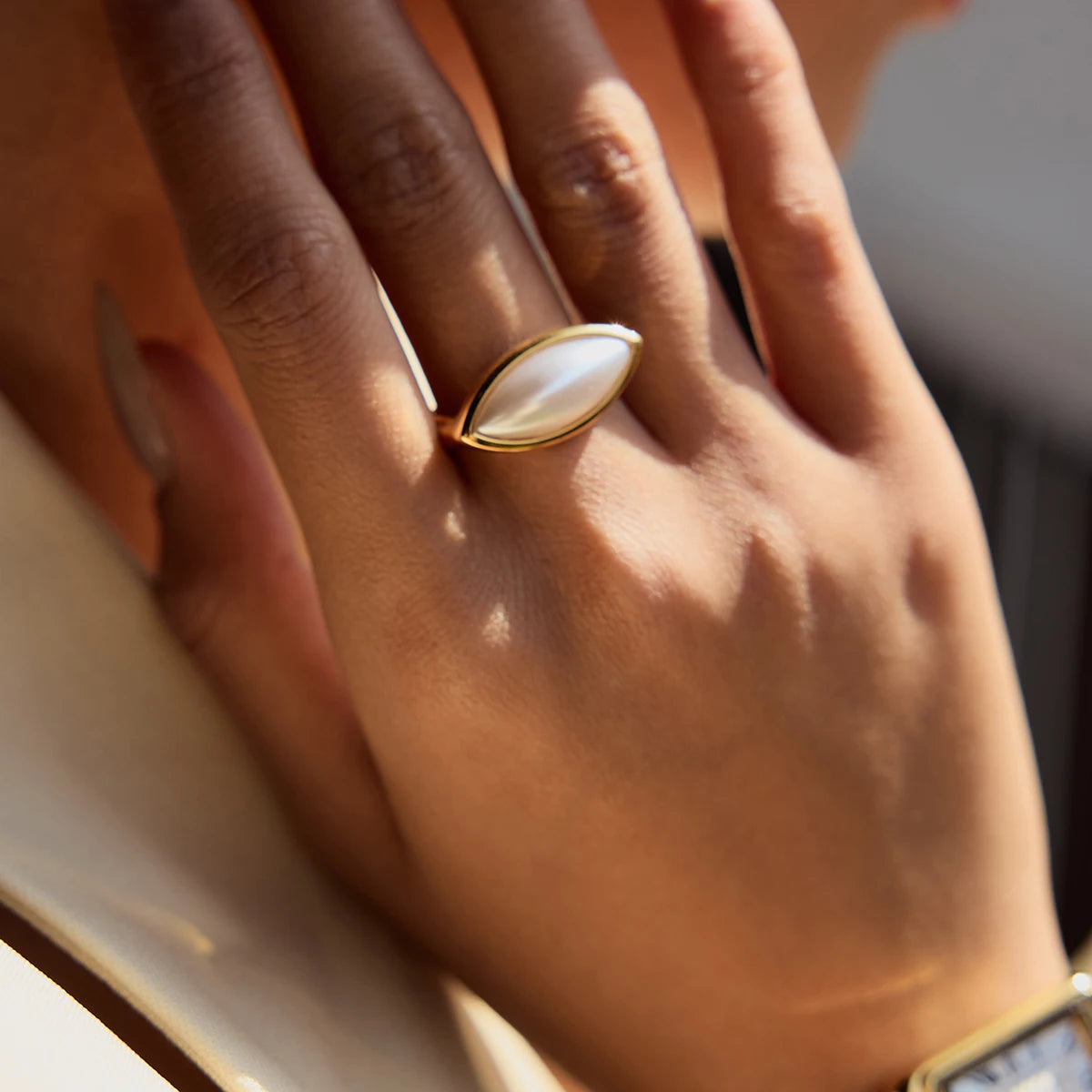 Anillo Nacar Blanco En Corte Marquesa | Dorado