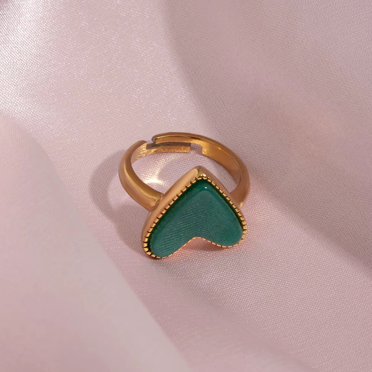 Anillo Corazon Piedra Verde Grande | Dorado