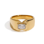 Anillo geométrico con corte esmeralda | Dorado