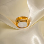 Anillo Lujo Piedra Blanca Nacarada | Dorado