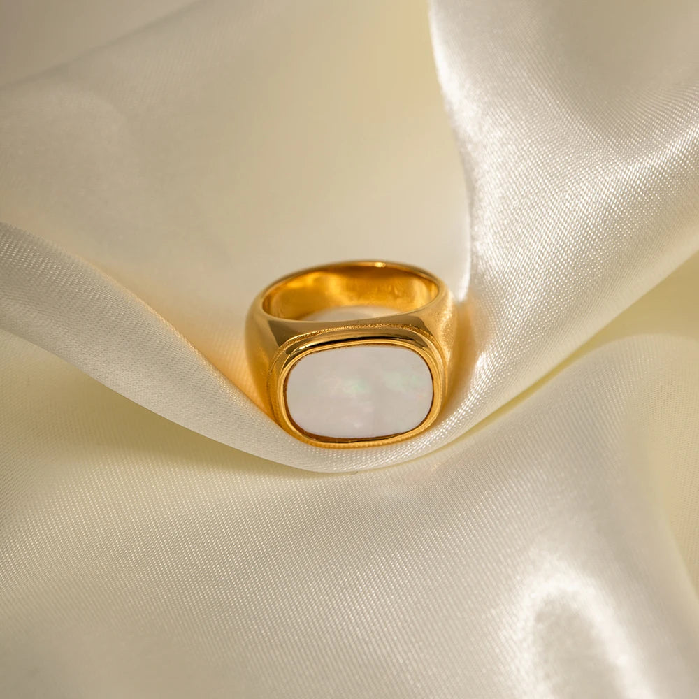 Anillo Lujo Piedra Blanca Nacarada | Dorado