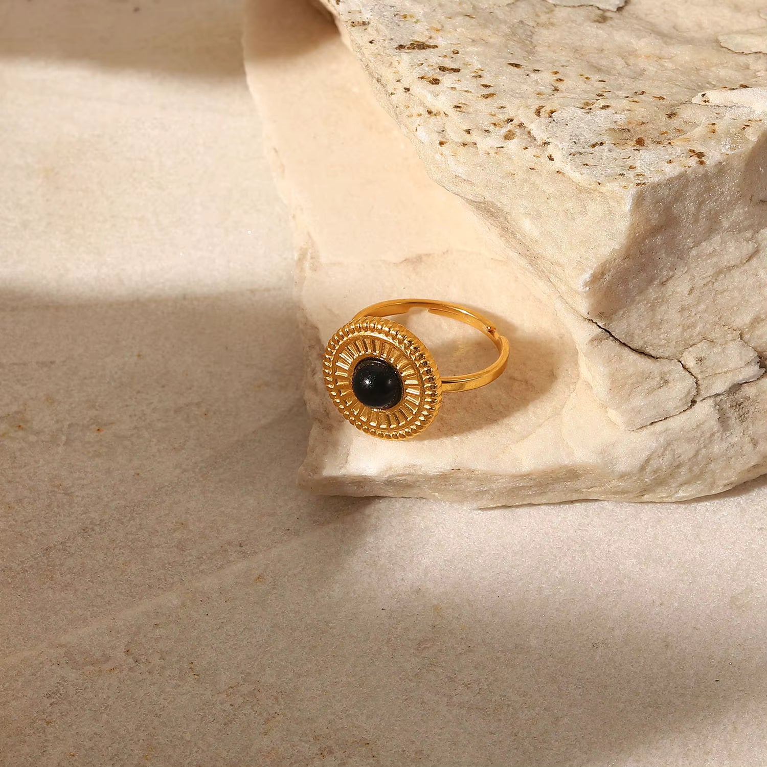 Anillo Circular Piedra Negra | Dorado