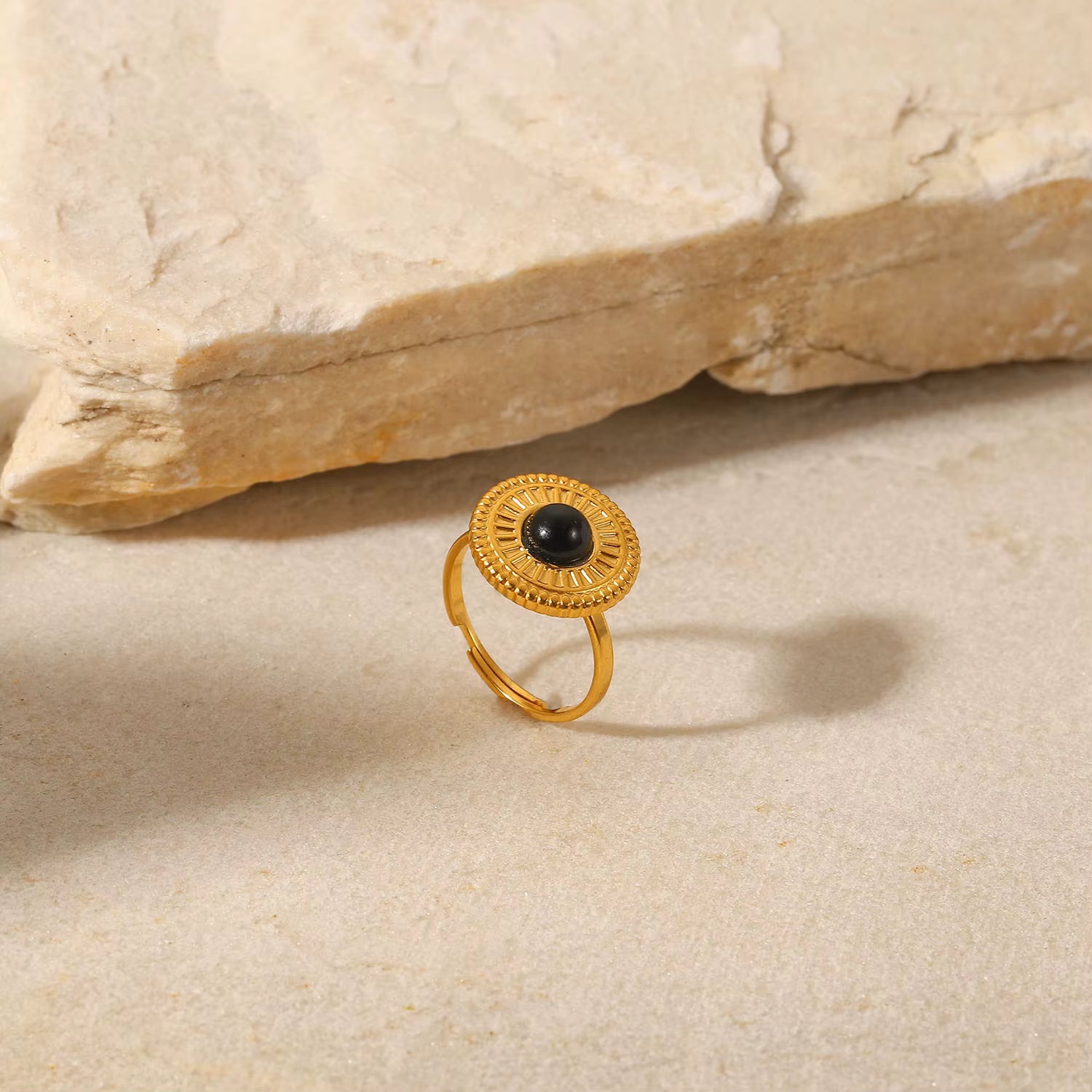 Anillo Circular Piedra Negra | Dorado