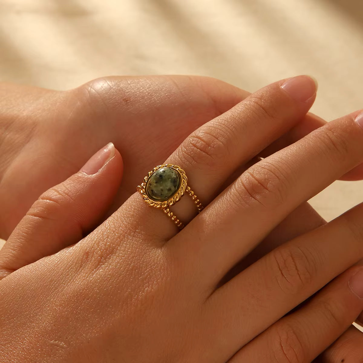 Anillo Elegante Piedra Natural Verde | Dorado