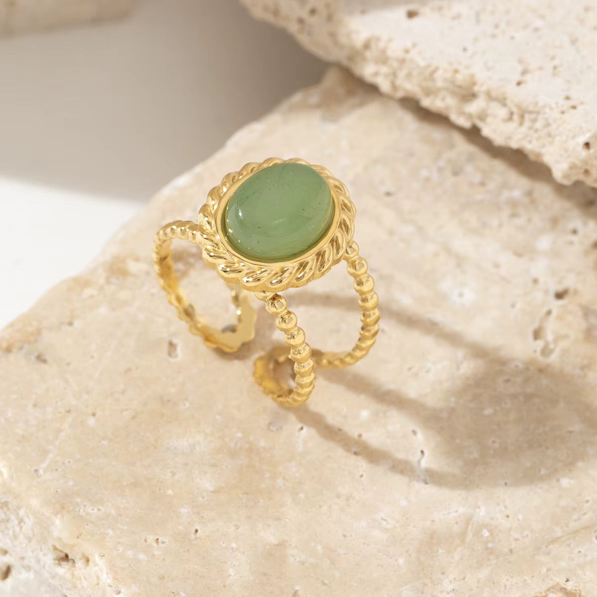 Anillo Elegante Piedra Natural Verde Claro | Dorado