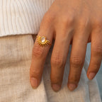 Anillo Medio Sol Piedra Blanca | Dorado