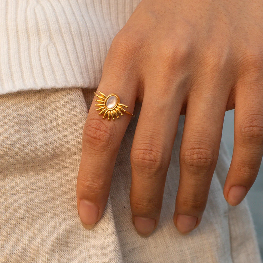 Anillo Medio Sol Piedra Blanca | Dorado