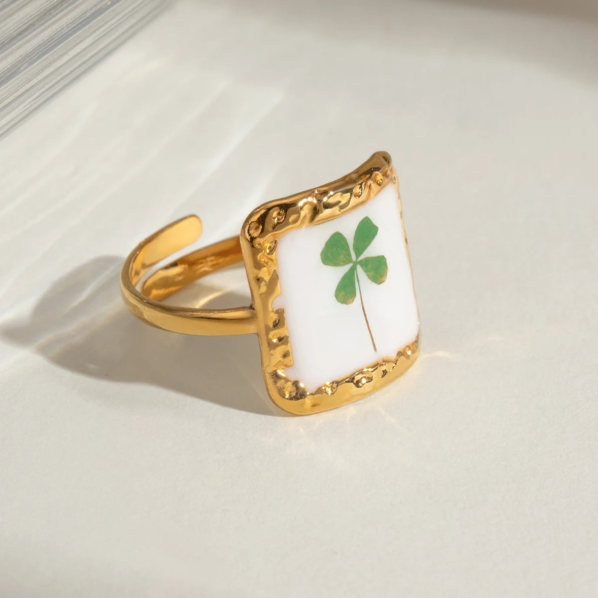Anillo Cuadrado Resina Flor Verde | Dorado