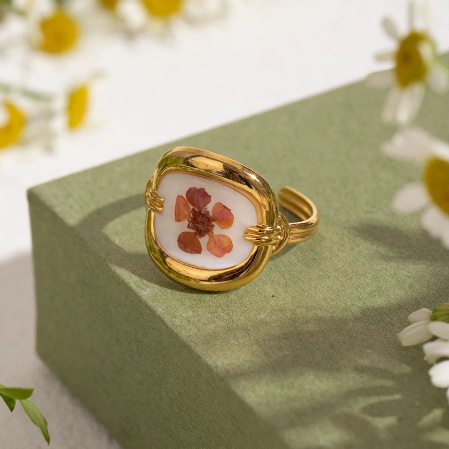 Anillo Ovalado Resina Flor Roja | Dorado