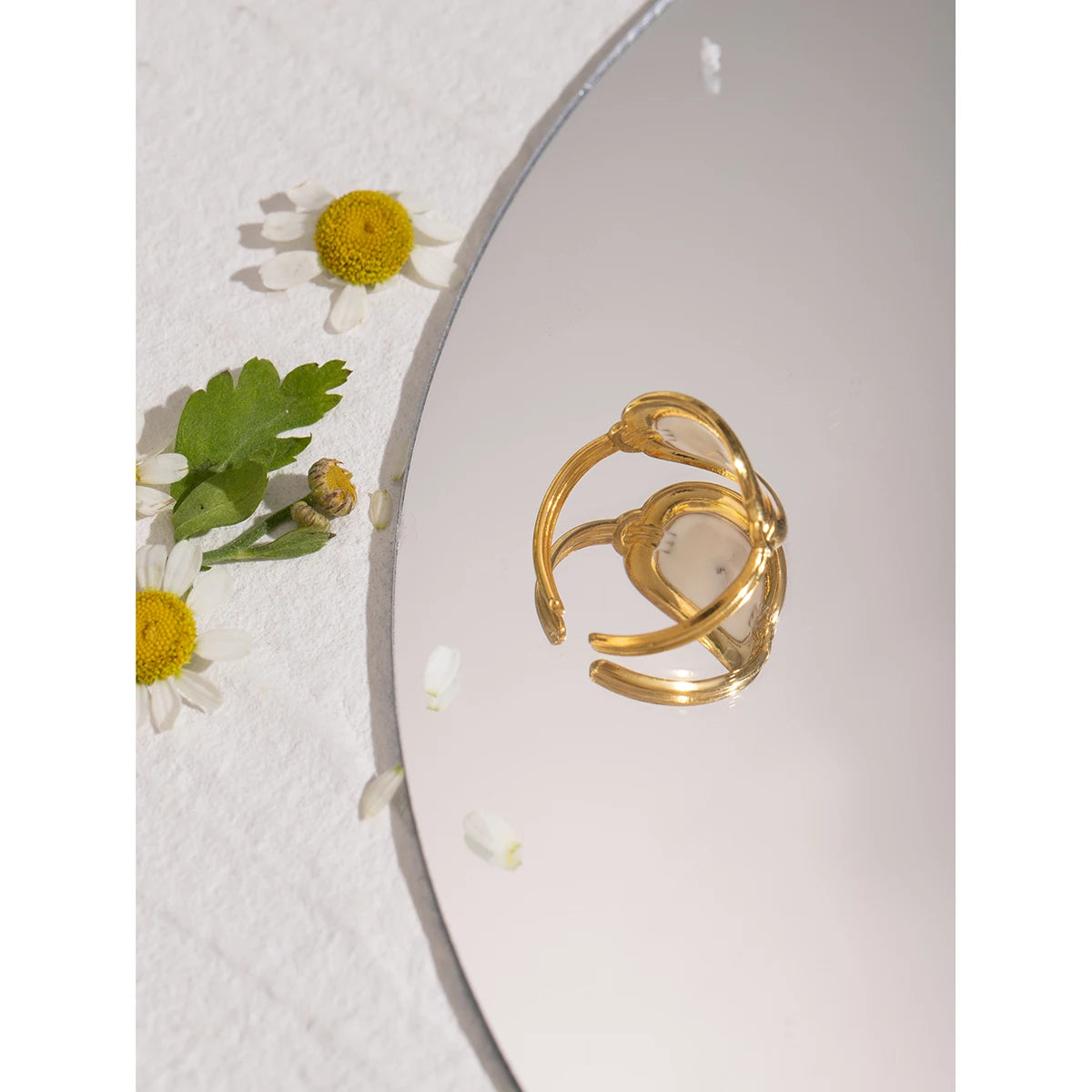 Anillo Ovalado Resina Flor Roja | Dorado