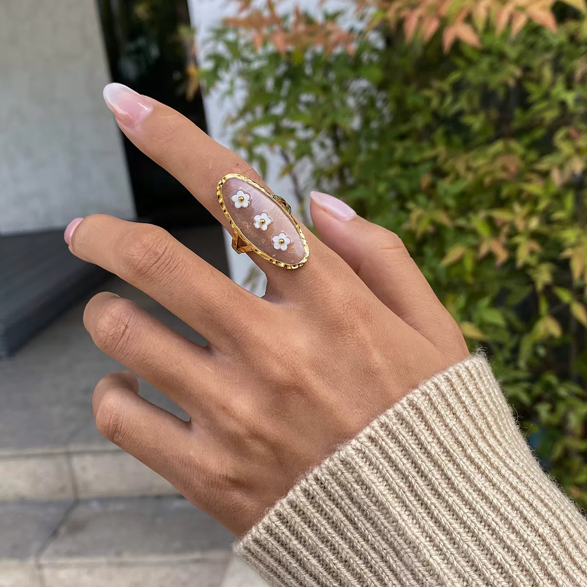 Anillo Elegante Floral Resina - Dorado