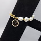 Pulsera Mitad Perla con Medalla De Trébol | Dorado