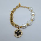 Pulsera Mitad Perla con Medalla De Trébol | Dorado