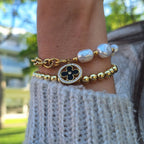 Pulsera Mitad Perla con Medalla De Trébol | Dorado