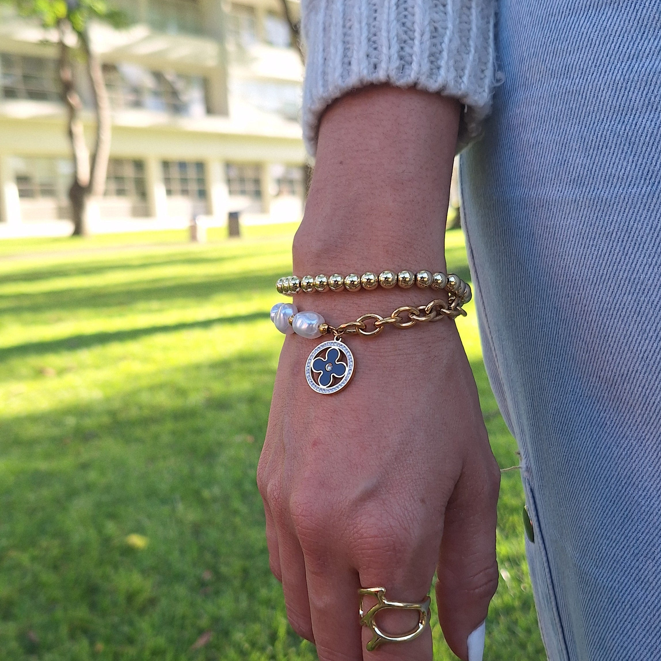 Pulsera Mitad Perla con Medalla De Trébol | Dorado