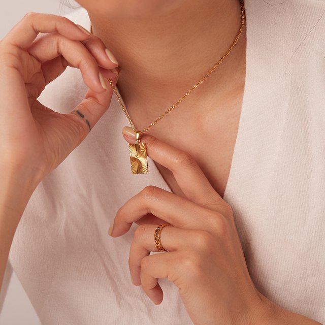 Collar Placa Rectangular | Dorado