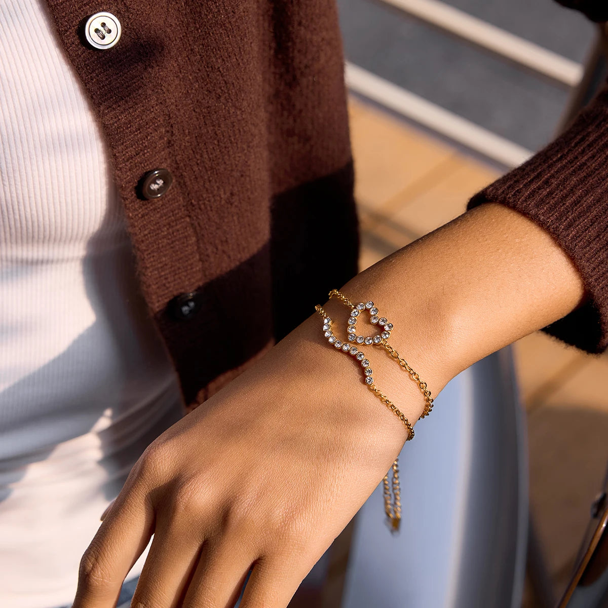Pulsera Fina Con Hilera Ondulada y Dije De Corazon De Cristales | Dorado