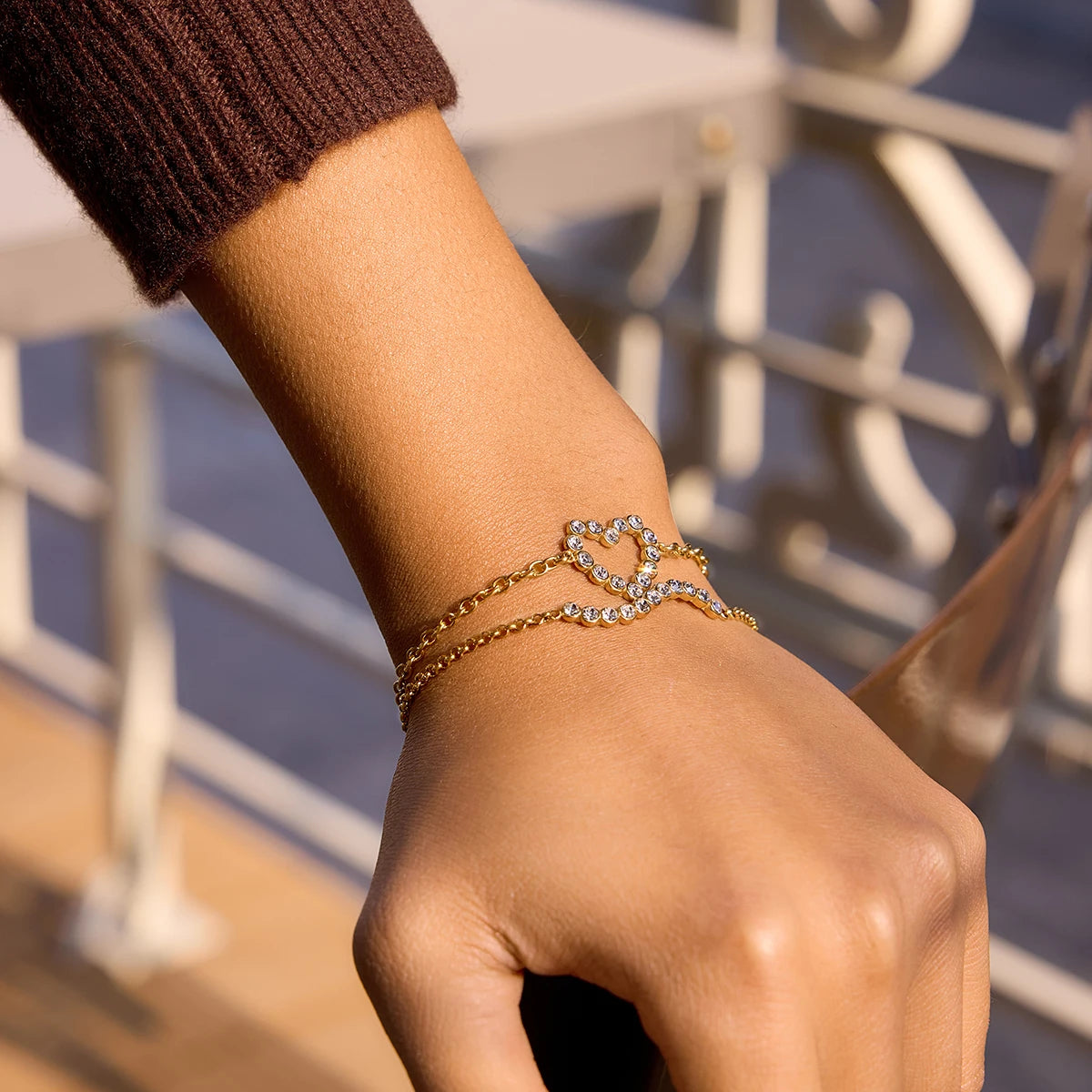 Pulsera Fina Con Hilera Ondulada y Dije De Corazon De Cristales | Dorado