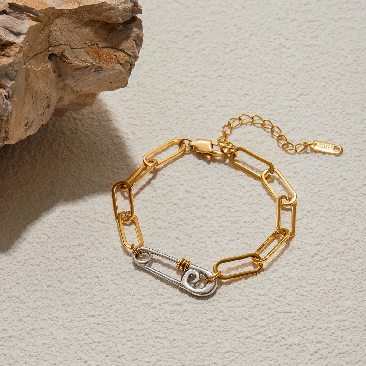 Pulsera Minimalista Con Detalle De Alfiler De Gancho | Bicolor