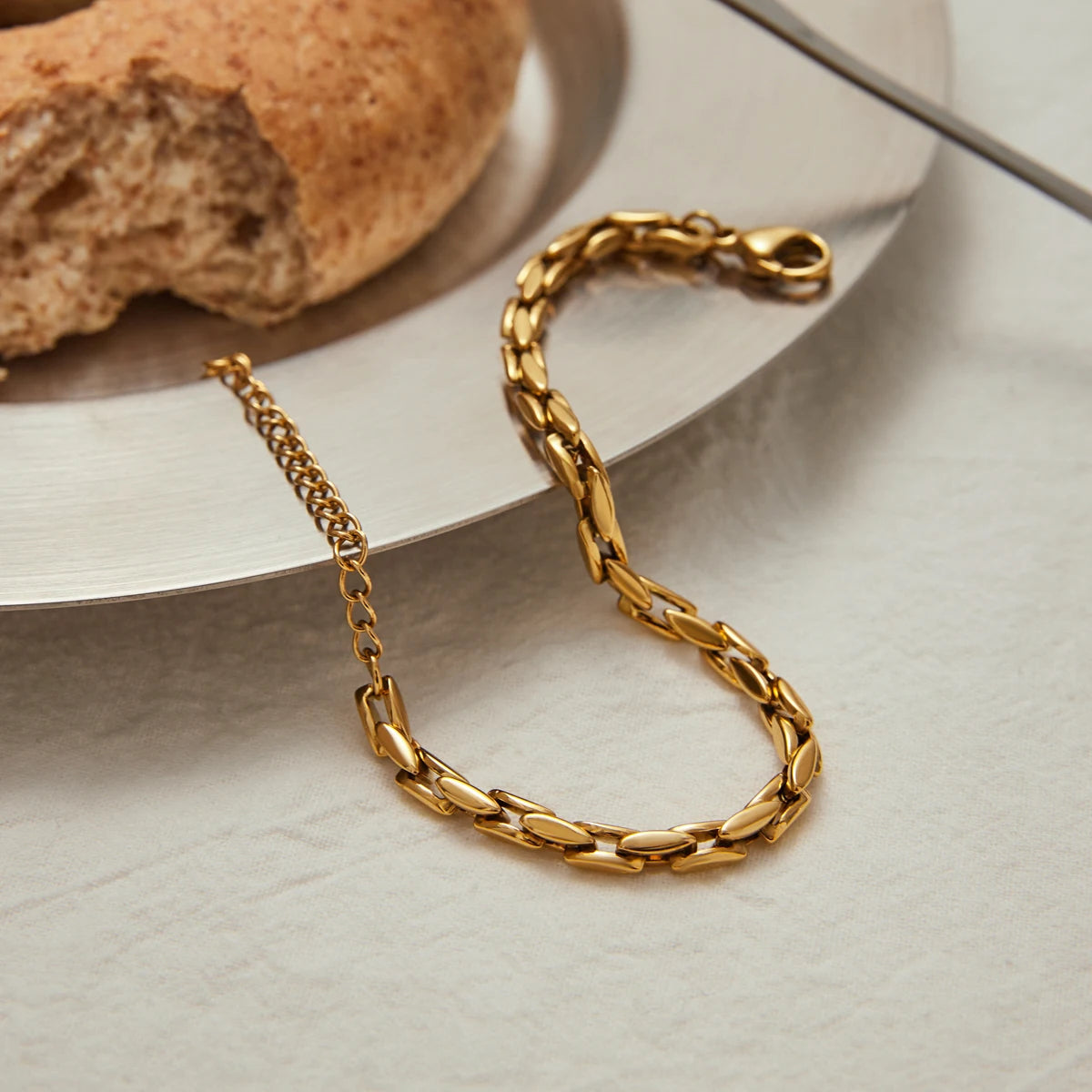 Pulsera Con Eslabones Ovalados Y Relieve Entrelazado | Dorado