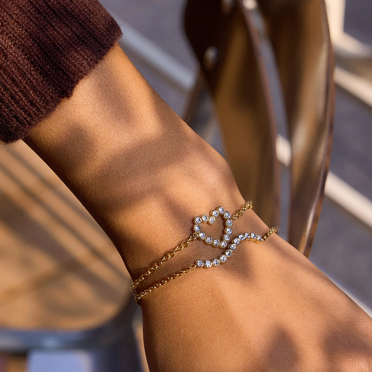 Pulsera Fina Con Hilera Ondulada y Dije De Corazon De Cristales | Dorado