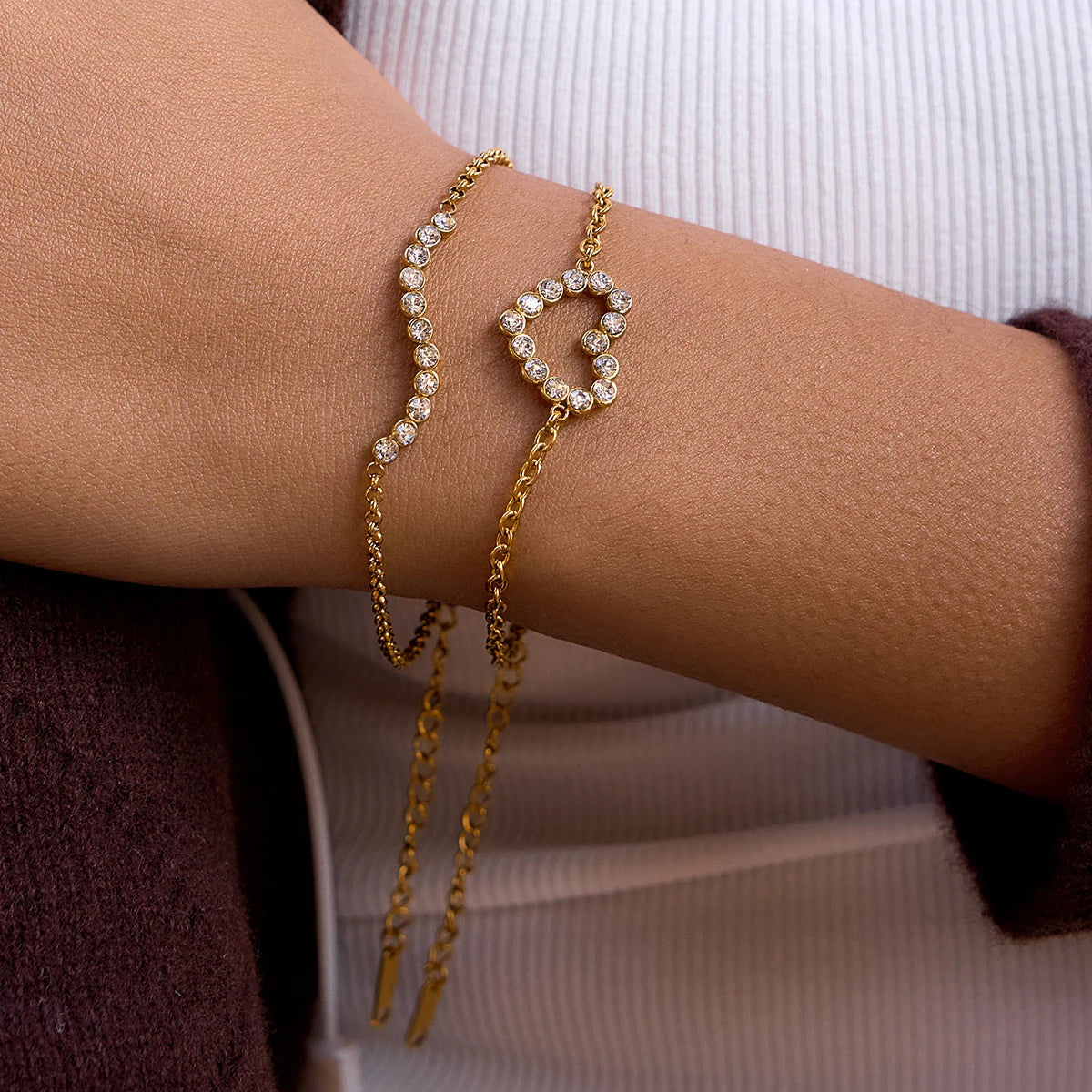 Pulsera Fina Con Hilera Ondulada y Dije De Corazon De Cristales | Dorado