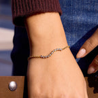 Pulsera Fina Con Hilera Ondulada y Dije De Corazon De Cristales | Dorado
