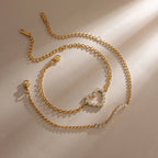 Pulsera Fina Con Hilera Ondulada y Dije De Corazon De Cristales | Dorado