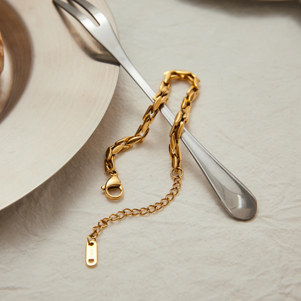 Pulsera Con Eslabones Ovalados Y Relieve Entrelazado | Dorado