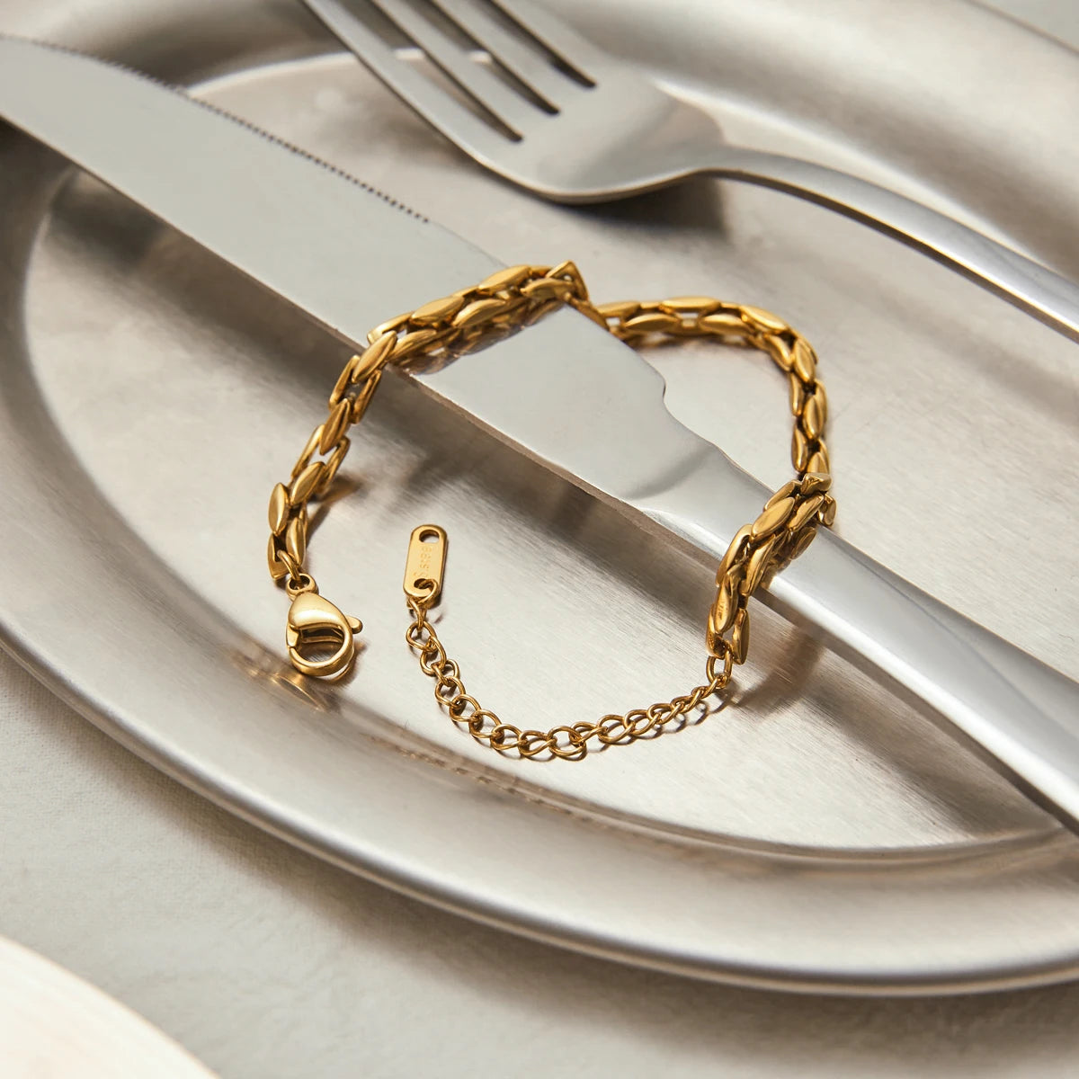 Pulsera Con Eslabones Ovalados Y Relieve Entrelazado | Dorado