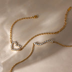 Pulsera Fina Con Hilera Ondulada y Dije De Corazon De Cristales | Dorado