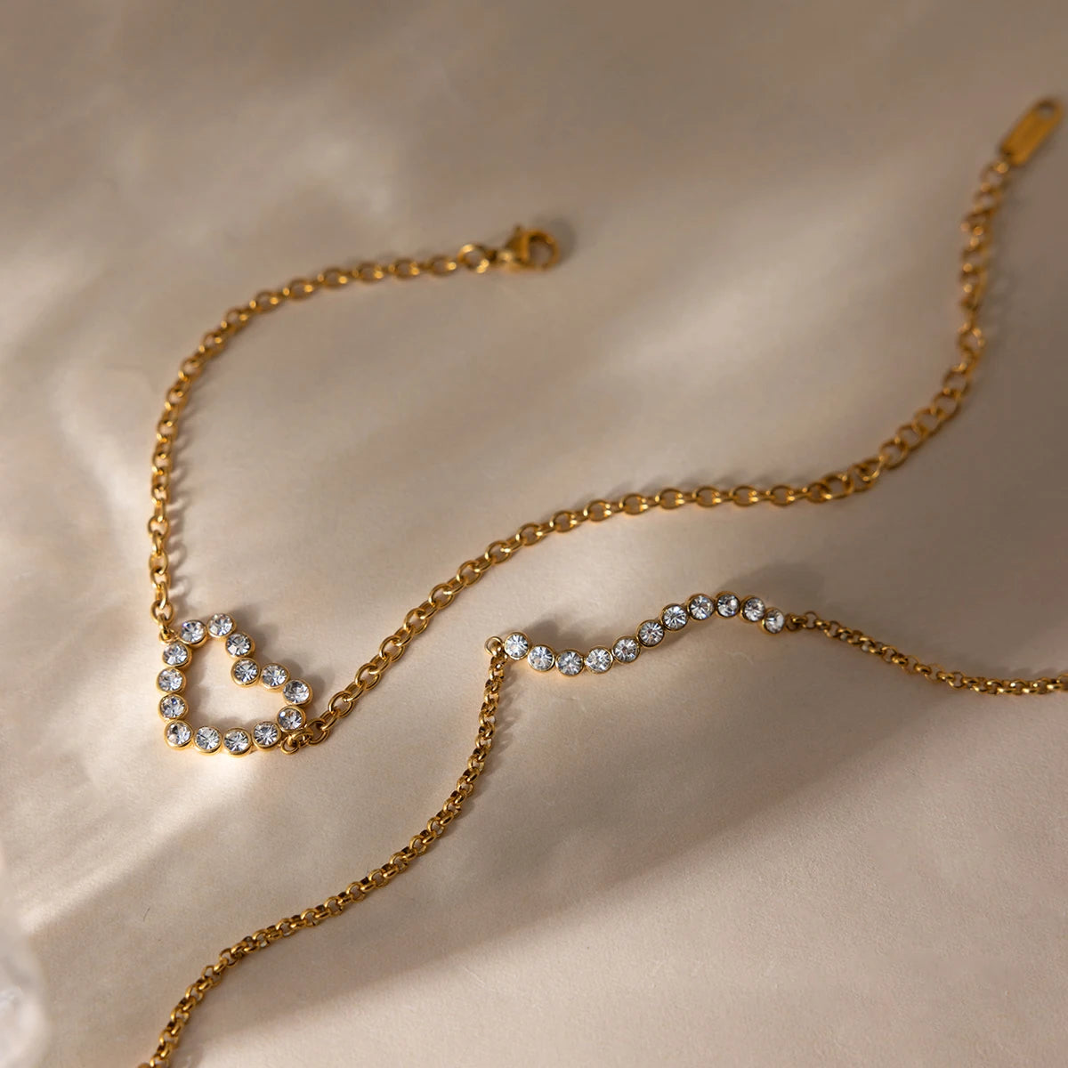 Pulsera Fina Con Hilera Ondulada y Dije De Corazon De Cristales | Dorado