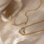 Pulsera Fina Con Hilera Ondulada y Dije De Corazon De Cristales | Dorado