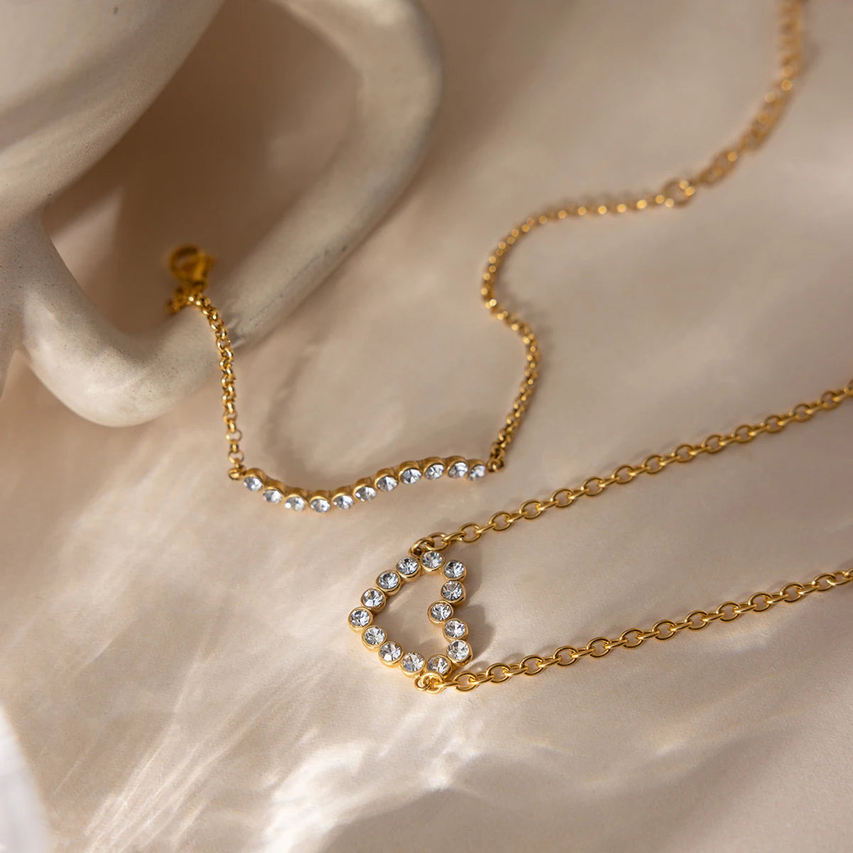 Pulsera Fina Con Hilera Ondulada y Dije De Corazon De Cristales | Dorado