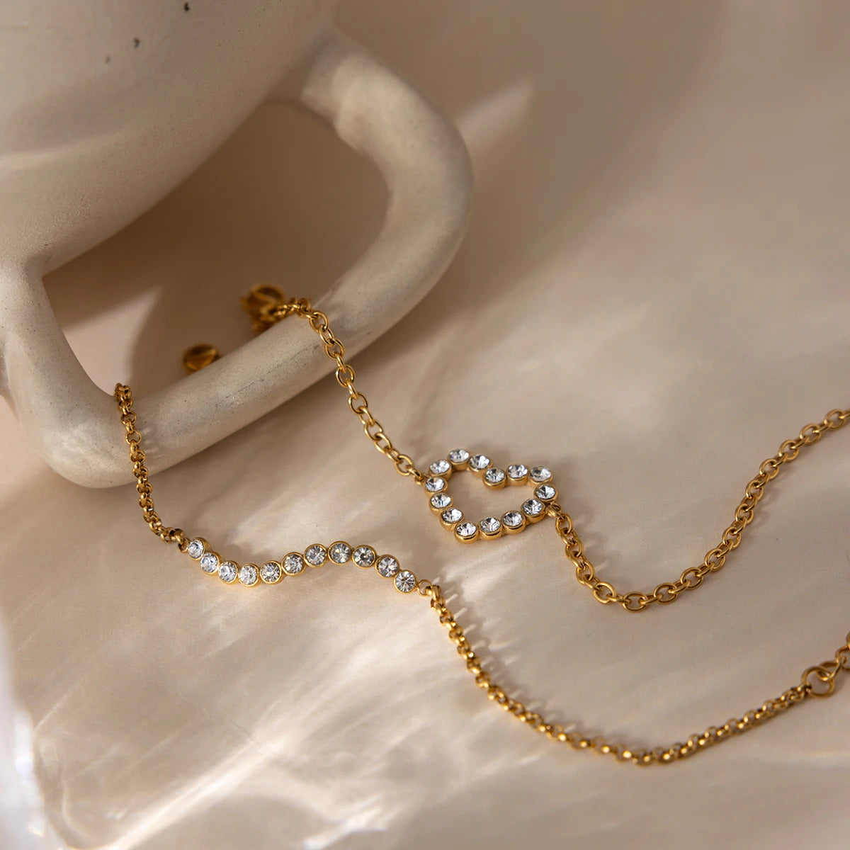 Pulsera Fina Con Hilera Ondulada y Dije De Corazon De Cristales | Dorado