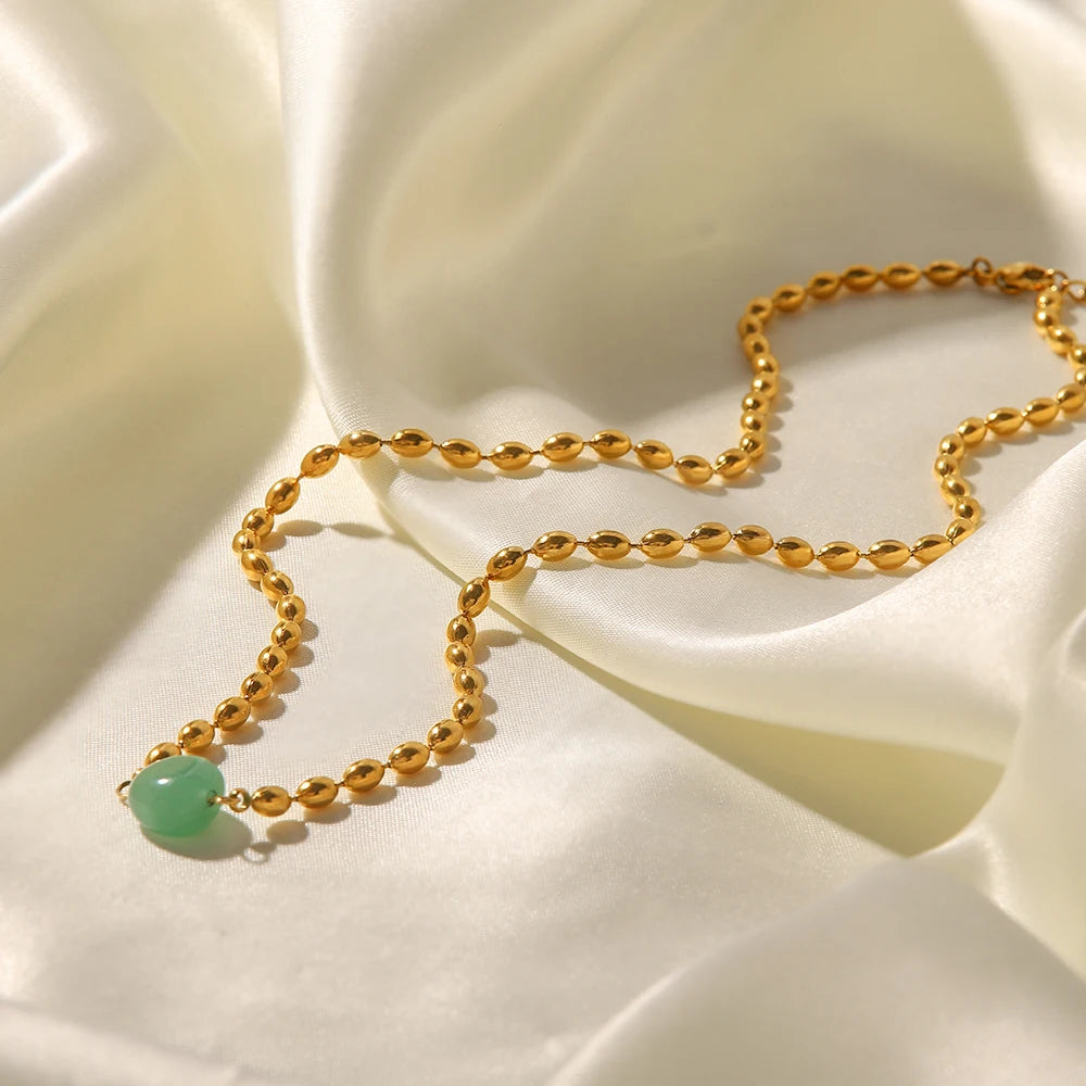 Collar de Perlas Doradas Ovaladas con Piedra Natural | Dorado