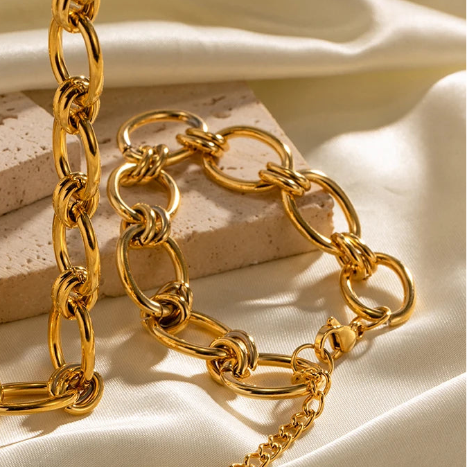Pulsera De Estilo Clasico Con Detalles De Nudo Metalico Grande | Dorado