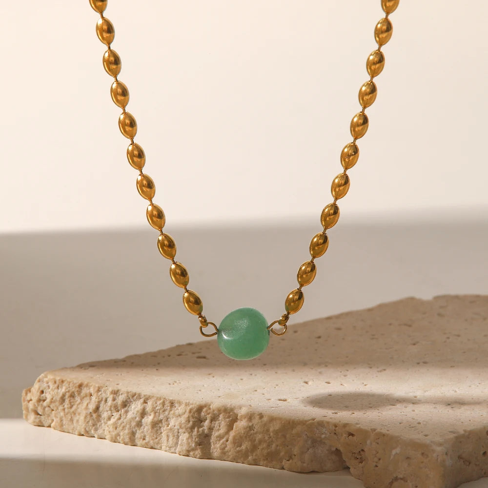 Collar de Perlas Doradas Ovaladas con Piedra Natural | Dorado