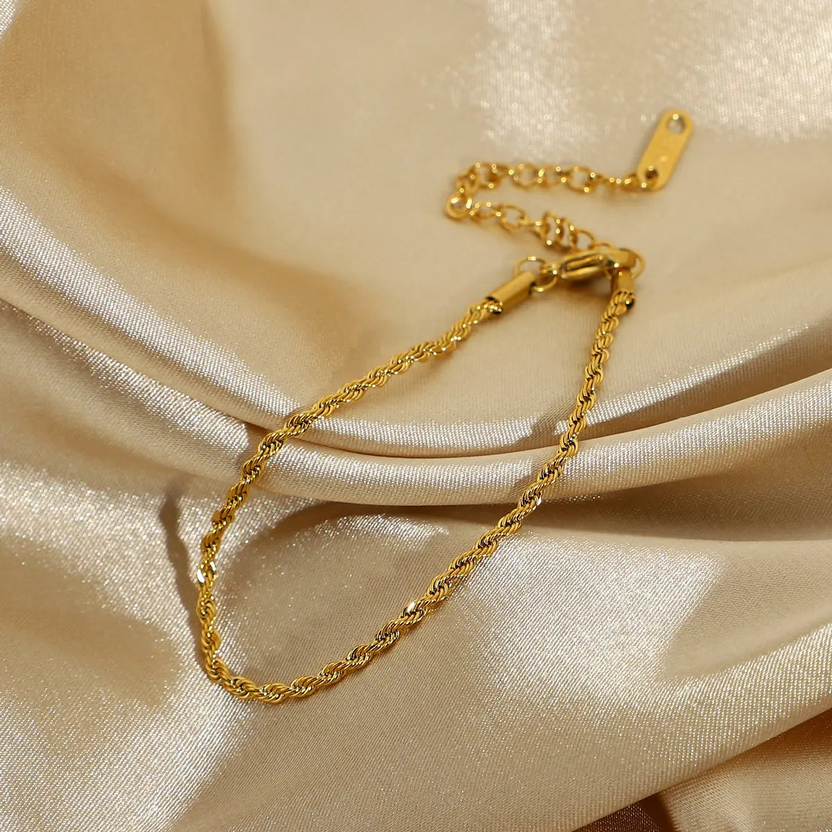 Pulsera Fina De Estilo Entorchado | Dorado