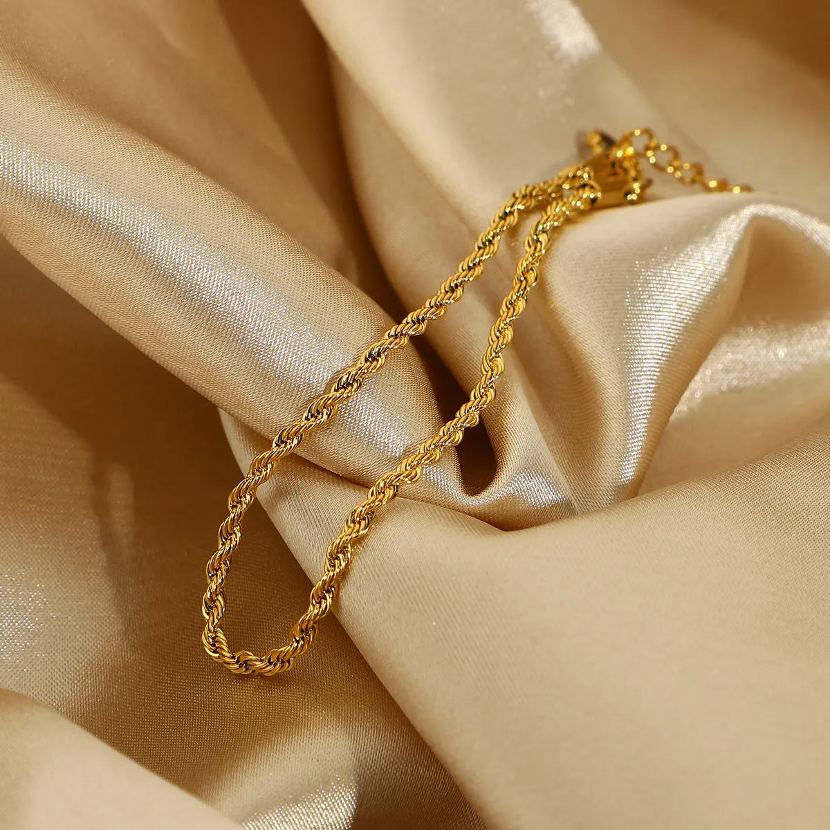 Pulsera Fina De Estilo Entorchado | Dorado