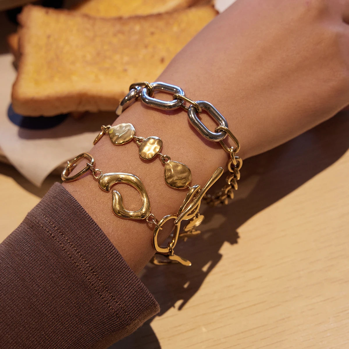 Pulsera Artistica Con Eslabon Abstracto Y Cierre T | Dorado