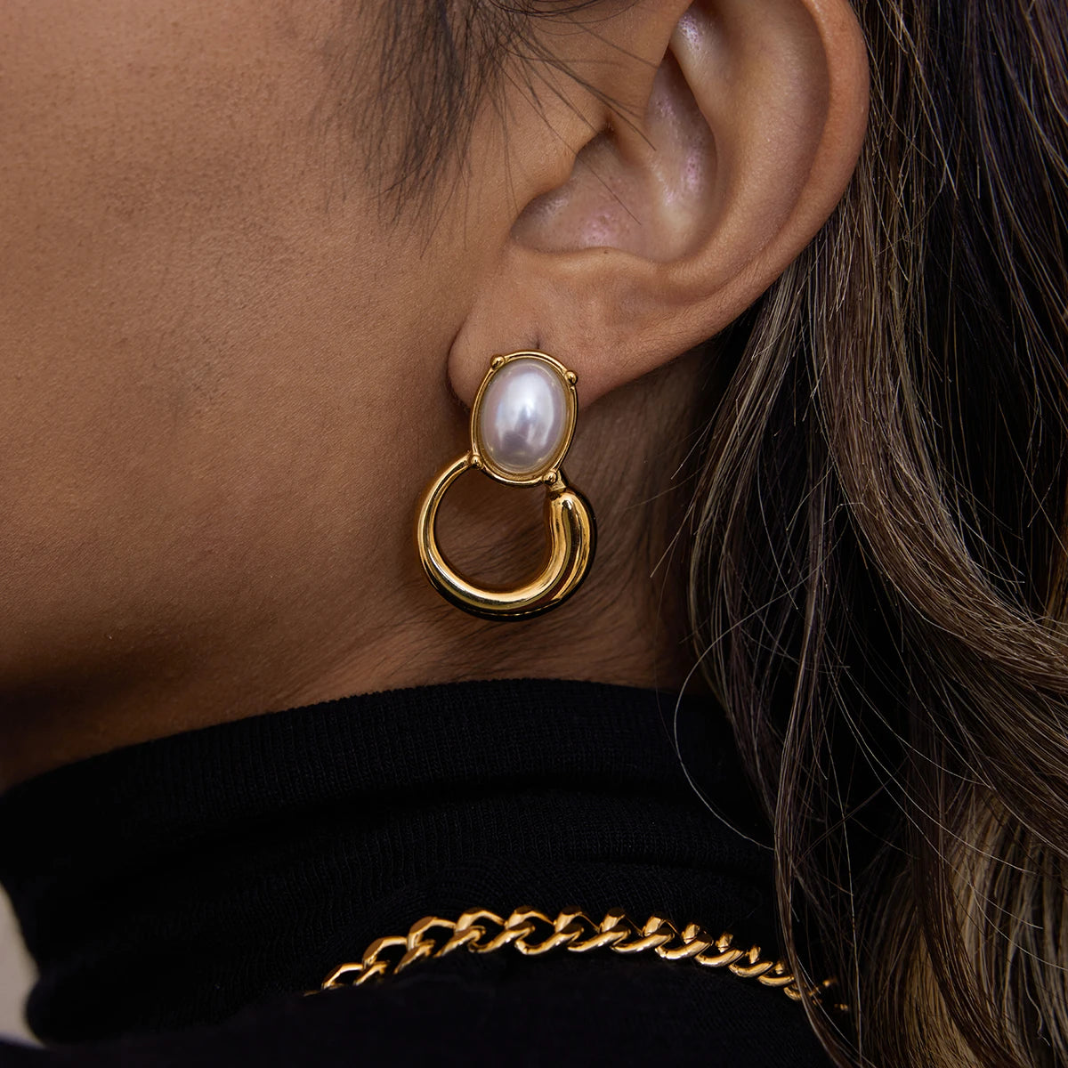 Zarcillo De Perla Ovalada Con Base Circular | Dorado
