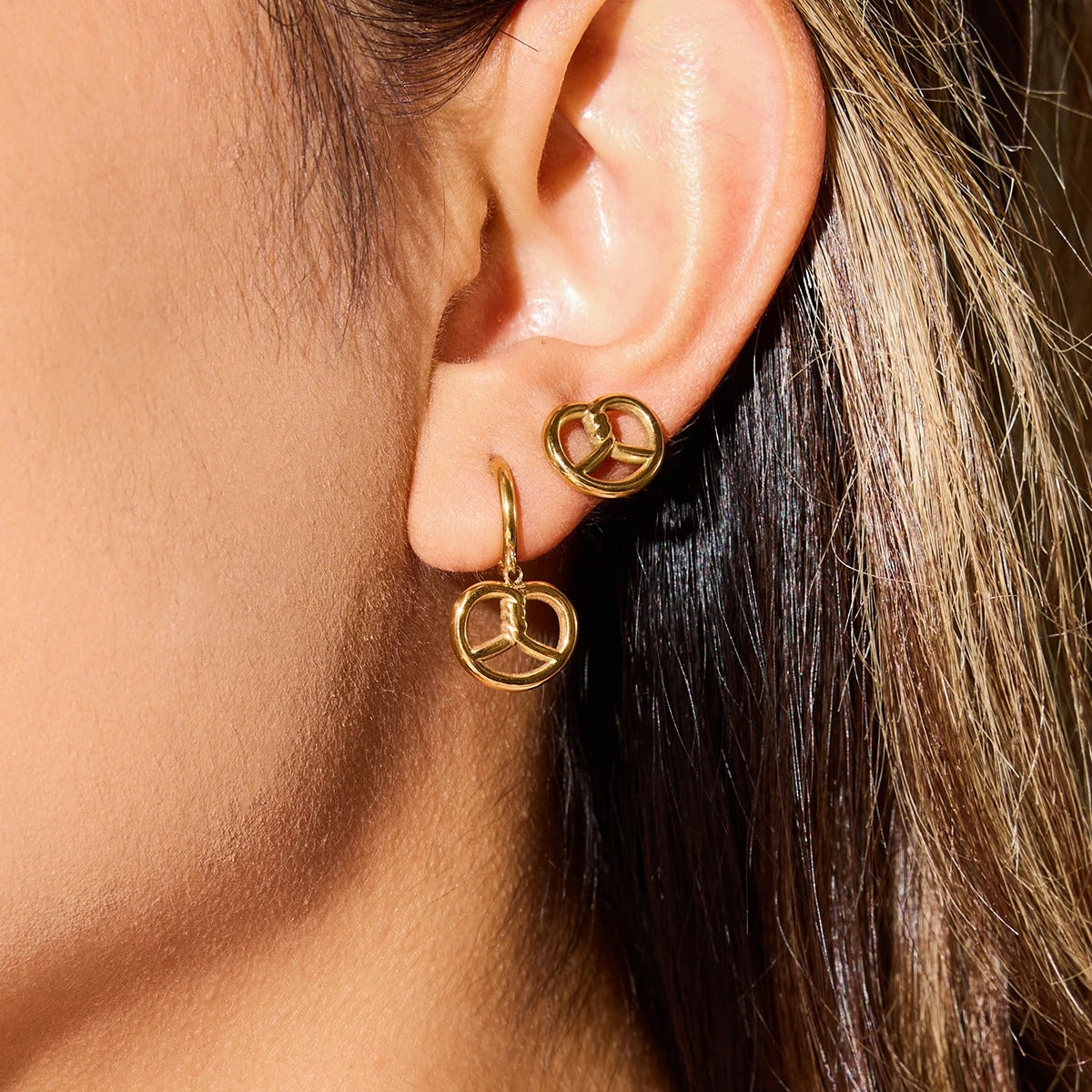 Zarcillos Con Diseño De Dona, Pretzel y Waffle Texturizada | Dorado