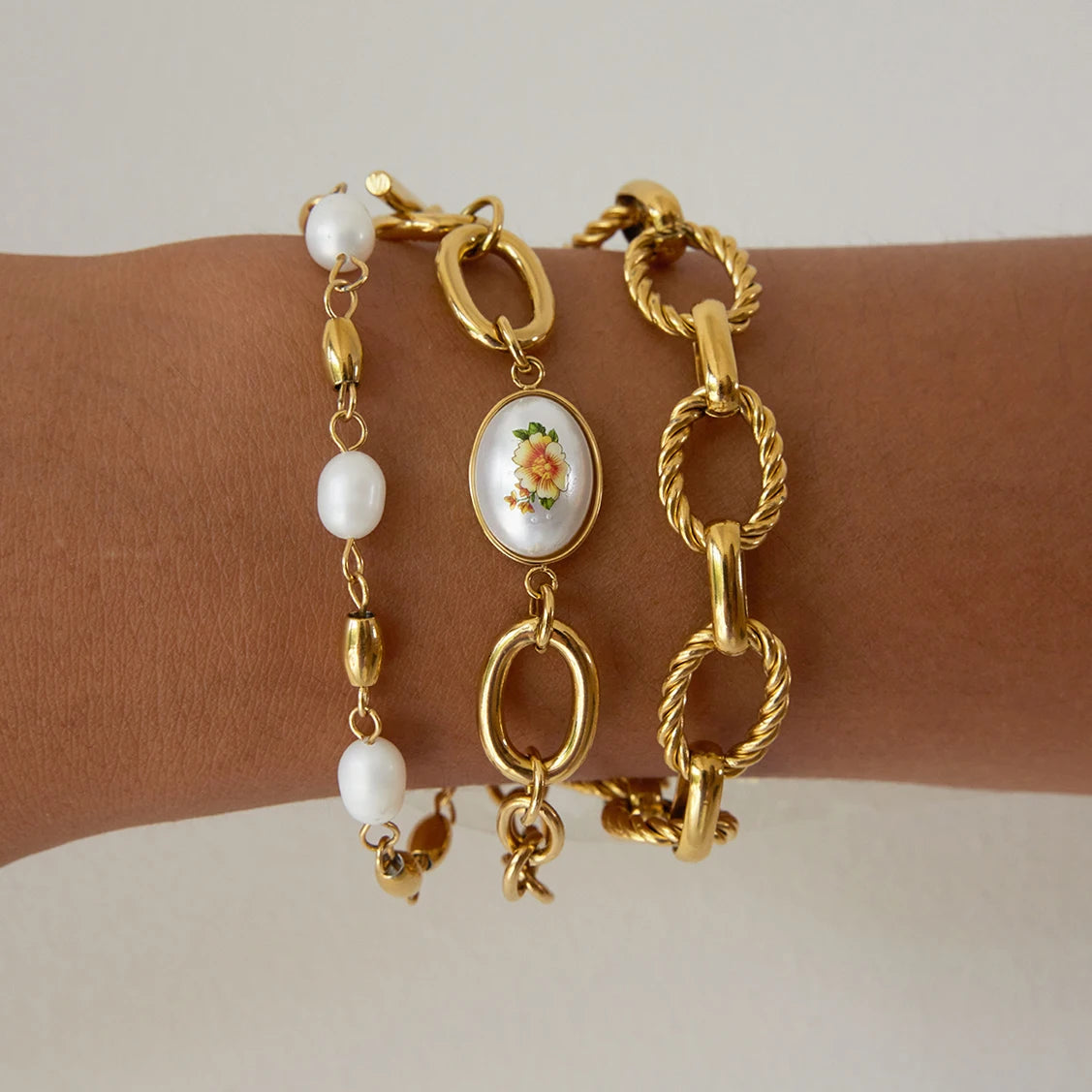 Pulsera De Eslabones Con Dije De Flor Vintage Y Perla | Dorado
