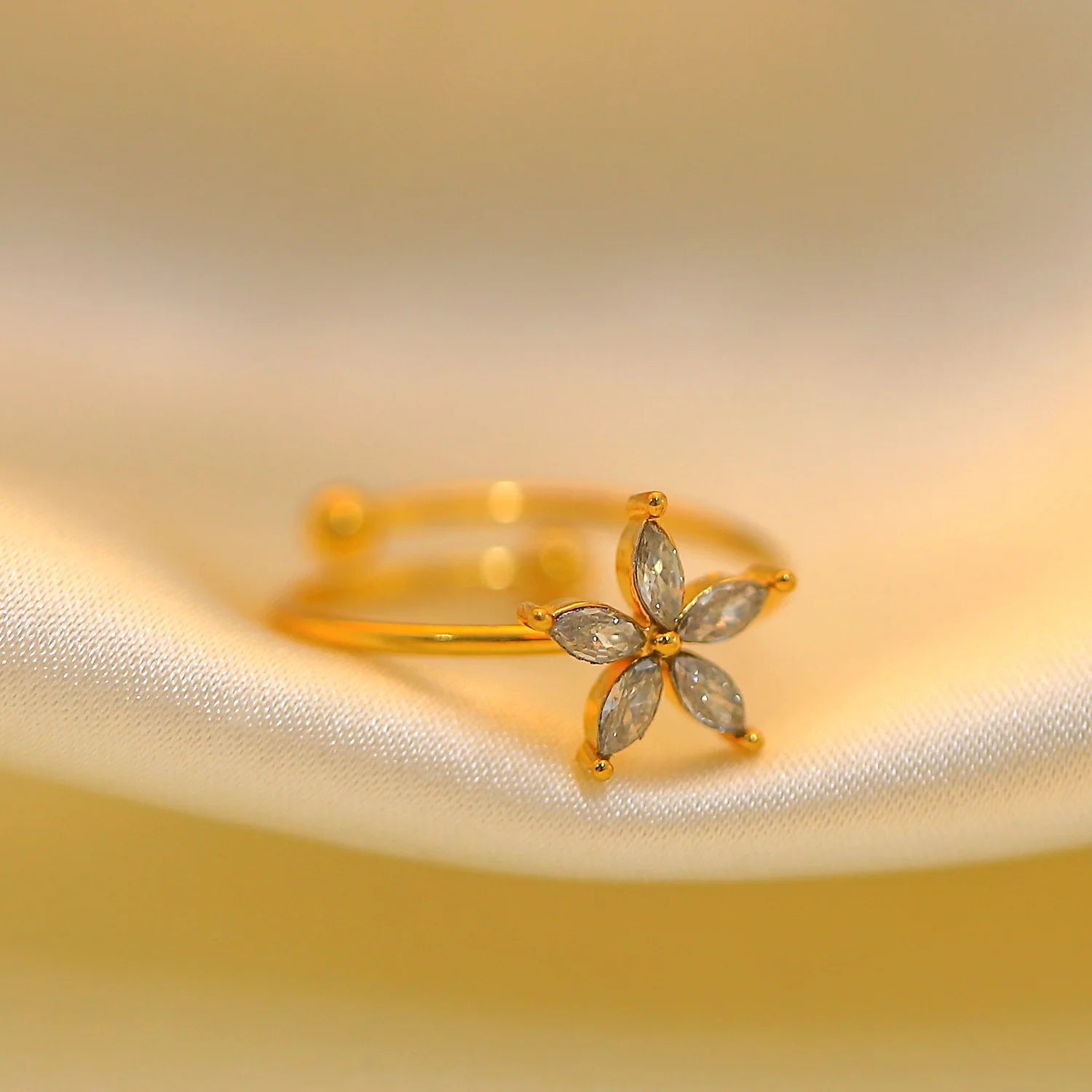 Anillo Delicado Flor Brillante | Dorado