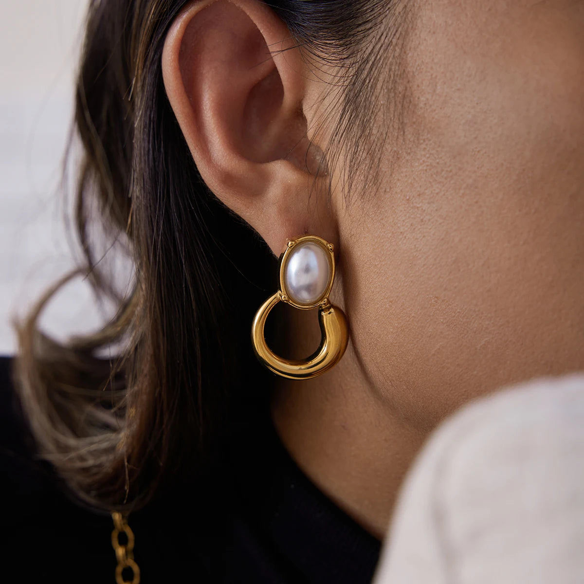 Zarcillo De Perla Ovalada Con Base Circular | Dorado