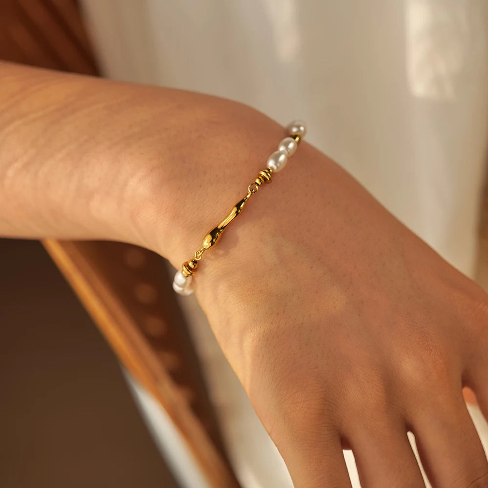 Pulsera De Perlas Blancas Con Detalle De Eslabon Organico | Dorado