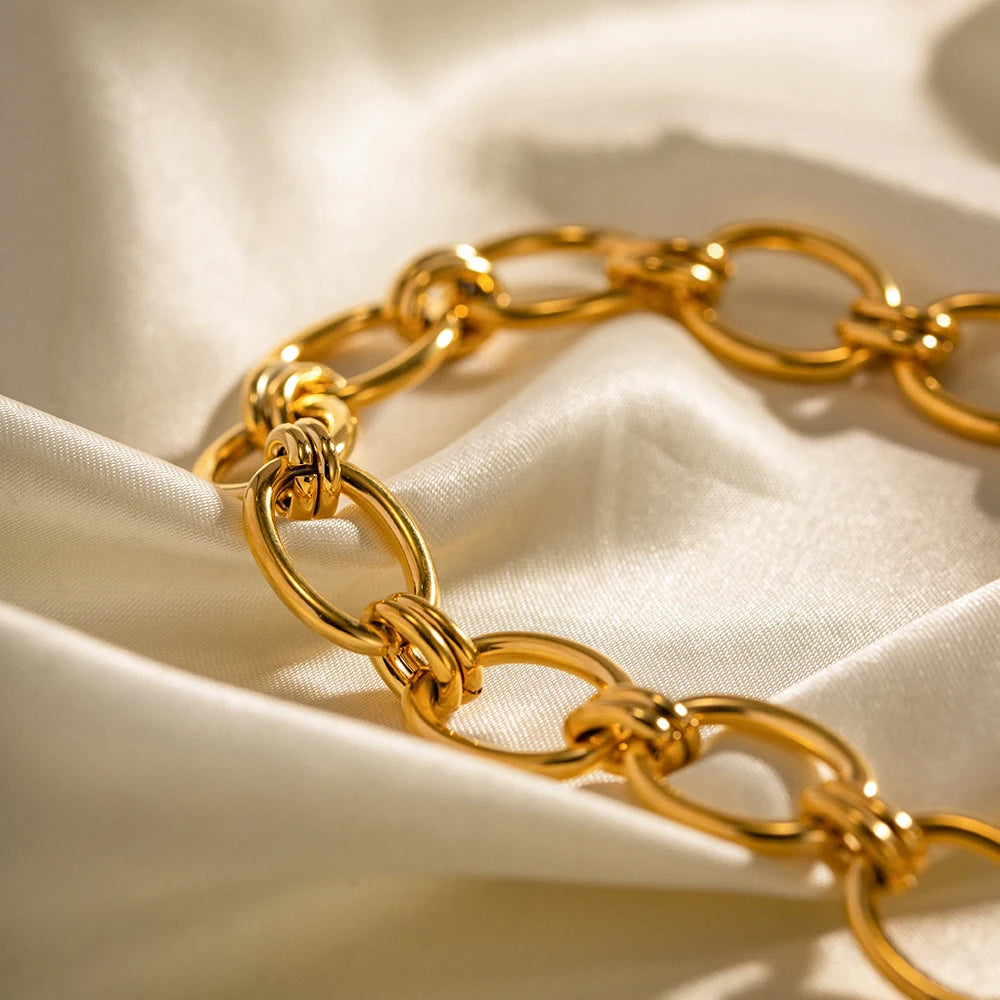 Pulsera De Estilo Clasico Con Detalles De Nudo Metalico | Dorado