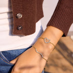 Pulsera Fina Con Hilera Ondulada y Dije De Corazon De Cristales | Dorado