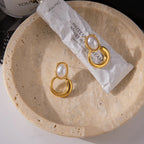 Zarcillo De Perla Ovalada Con Base Circular | Dorado